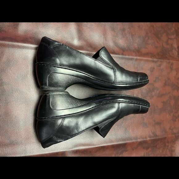 Clarks black leather slip on shoe, size 8 1/2 - Picture 10 of 12